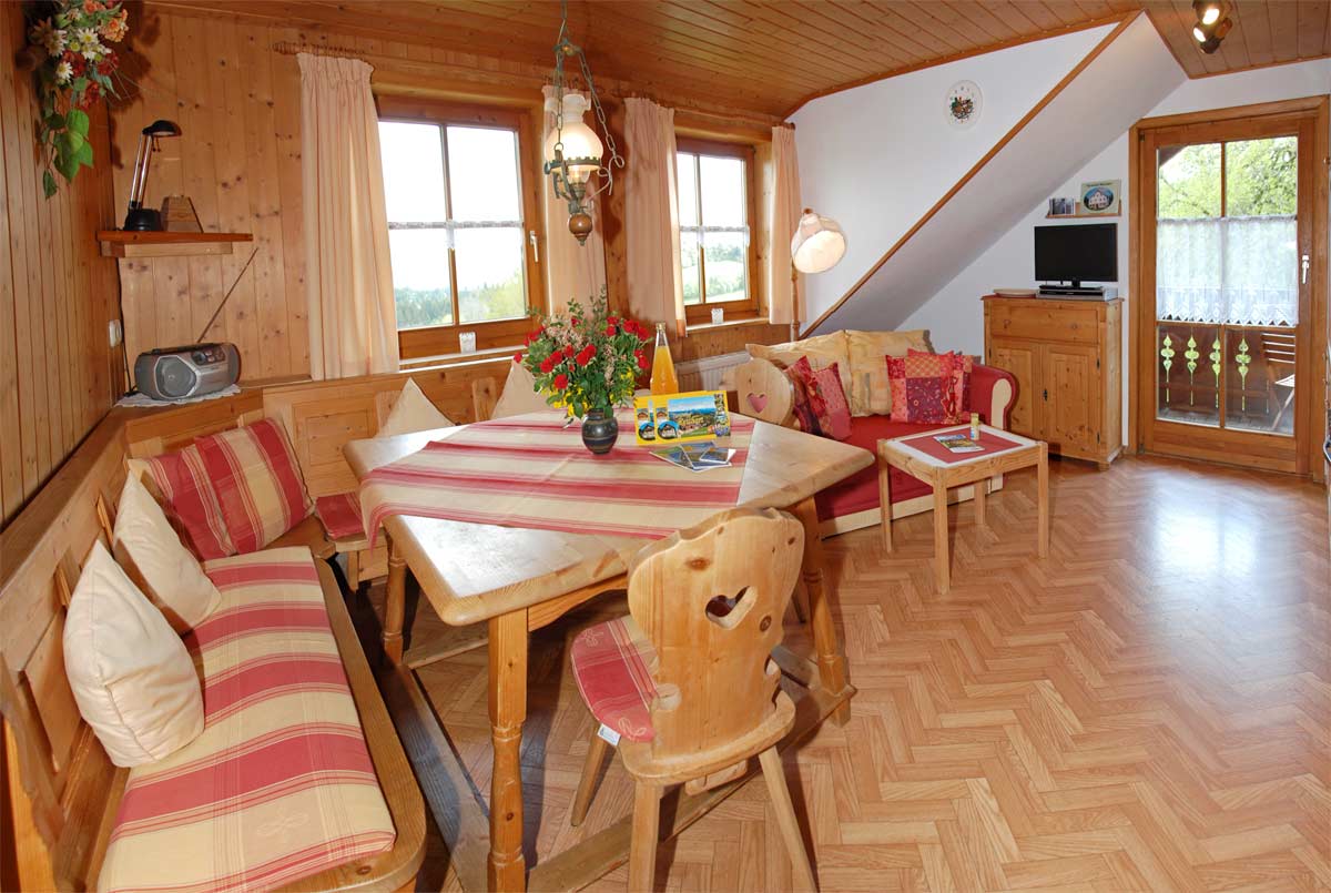 Essecke mit Sofa und Balkonzugang