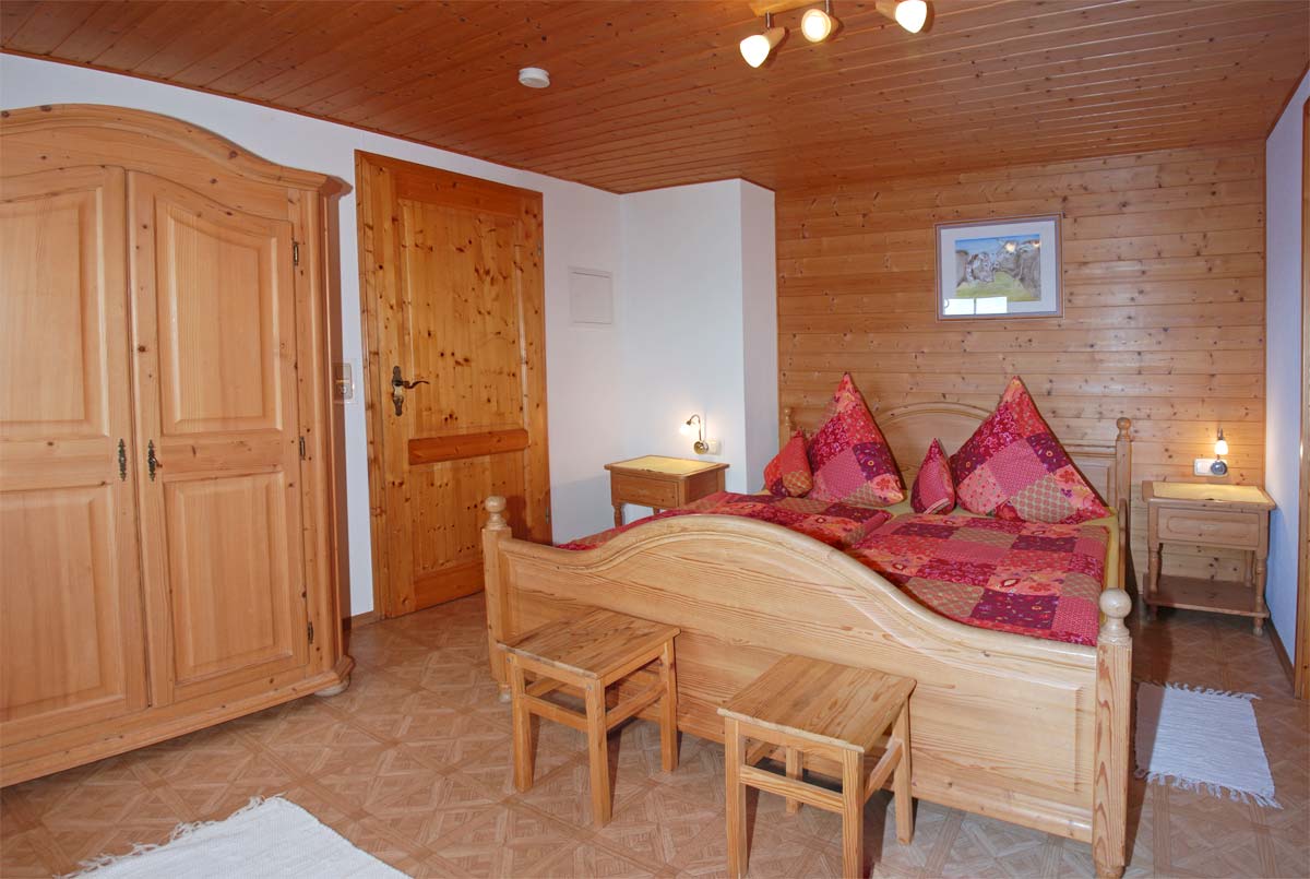 Schlafzimmer mit Doppelbett