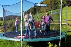 Viel Spaß auf dem Trampolin